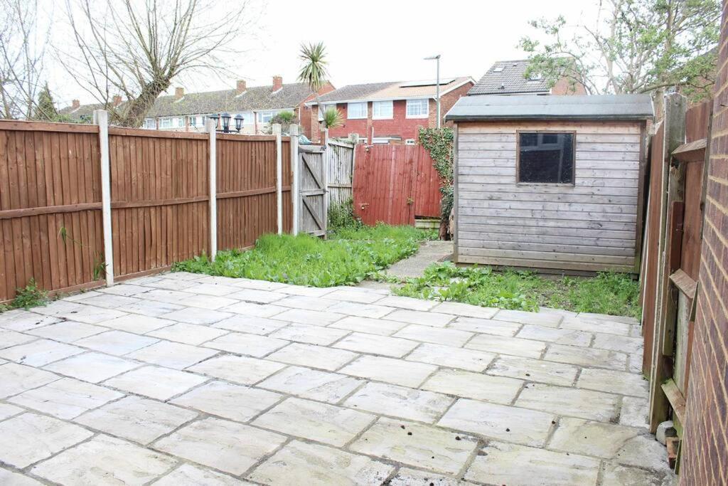 Private & Comfortable 2 Bedroom Home Away From Home Stanwell Exterior photo